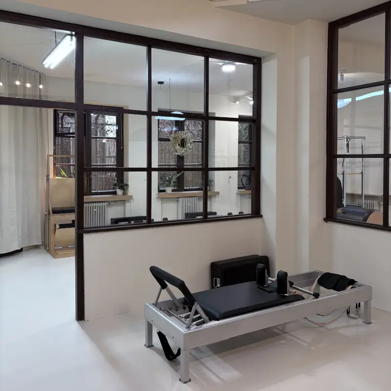 Zdjęcie przedstawia trening w studiu pilatesu klasycznego Niecała